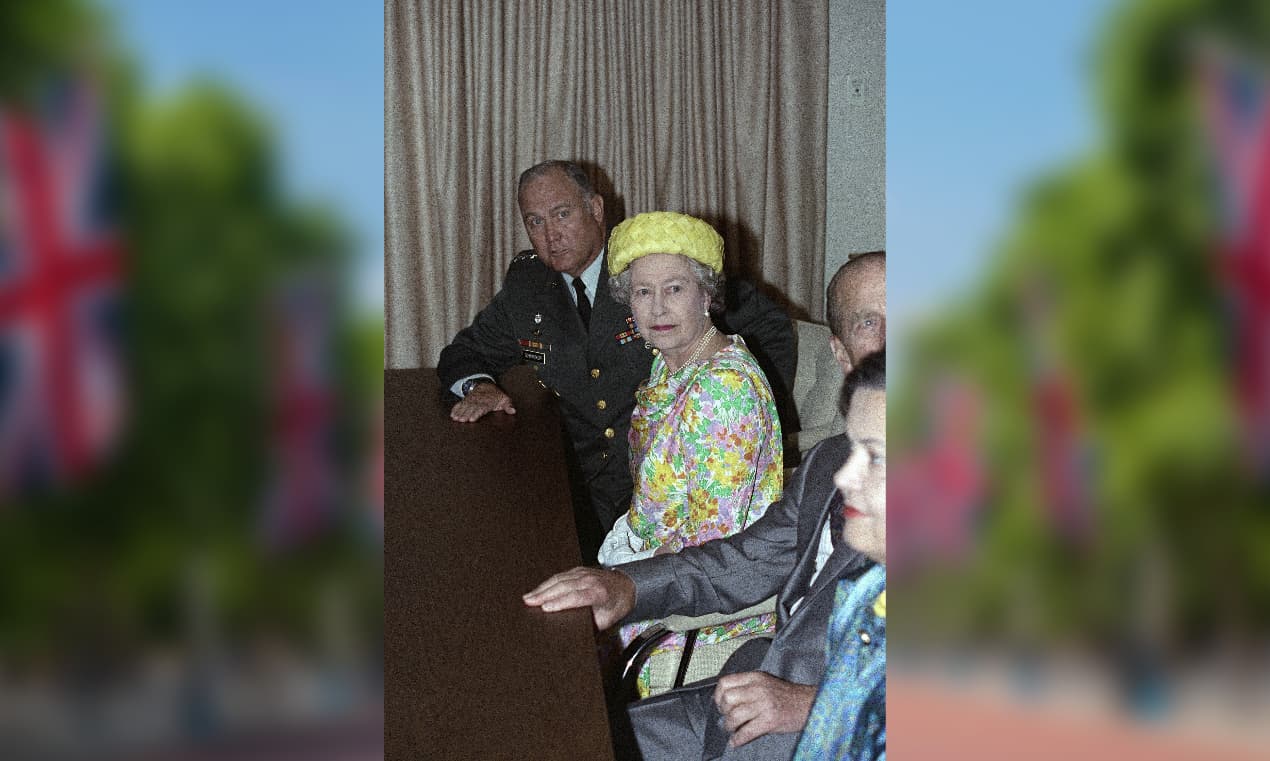 La reina Isabel II analiza las posiciones de los barcos aliados en un mapa durante una reunión con el general H. Norman Schwarzkopf en la Sala de Guerra del Comando Central de EE. UU. en la mañana del lunes 20 de mayo de 1991 en Tampa.