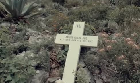 Aprovecharon también para colocar otra cruz en honor a Arturo Rivera, publicista y amigo personal de Jenni, quien también falleció en el accidente.