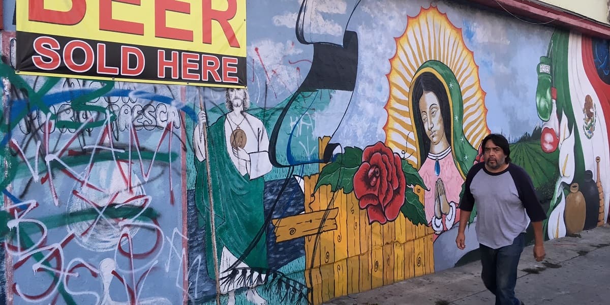 Los comerciantes de Los Ángeles se encomiendan a la Virgen para protegerse de las pandillas