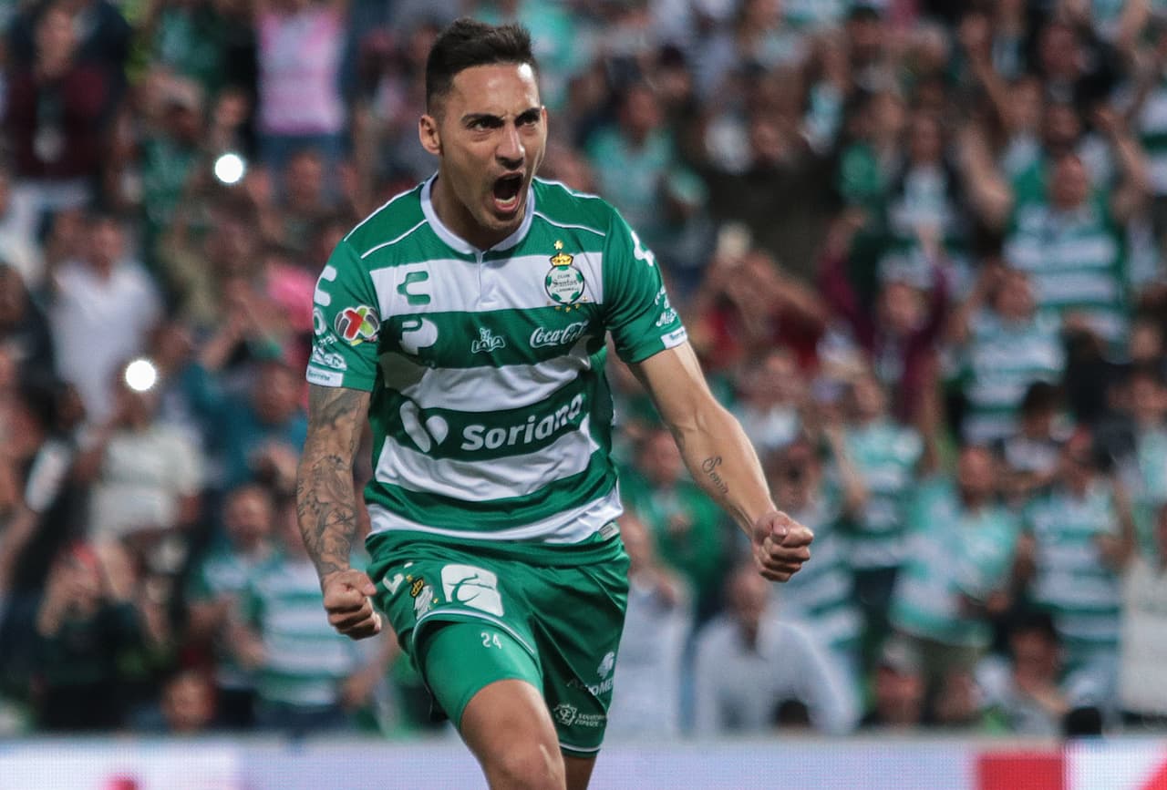 Antes de terminar el primer tiempo (minuto 39), Marcelo Correa anotó de tiro penal el 3-0 para Santos Laguna.