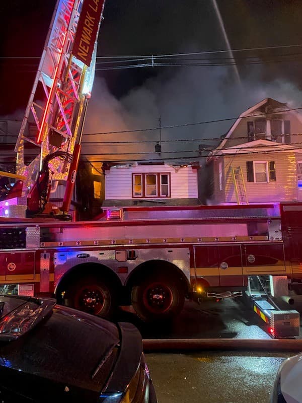 El incidente dejó cuatro personas heridas: un capitán de bomberos sufrió una lesión en la cabeza, otro bombero resultó herido, y dos civiles también requirieron atención médica. Todos fueron trasladados a hospitales locales y posteriormente dados de alta, según informaron las autoridades.