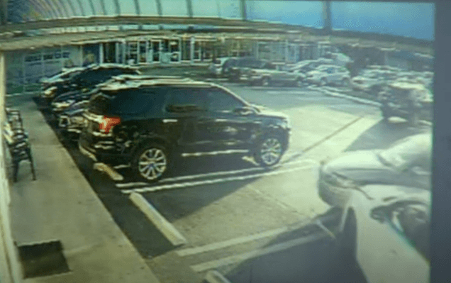 Almorzaba sin sospechar que su auto era arrastrado varios metros por una conductora que se da a la fuga 