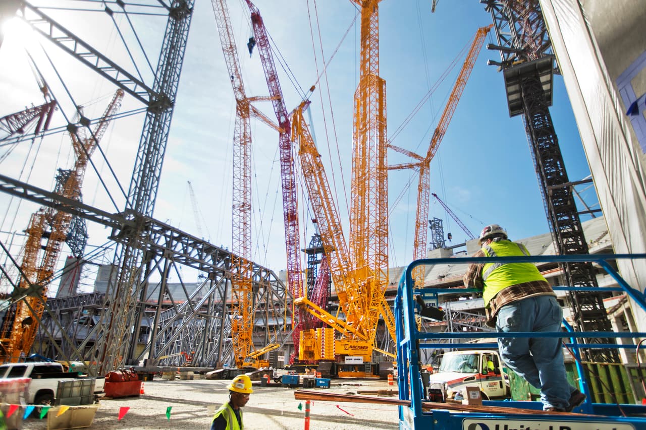 Para construir el nuevo estadio de los Falcons se requirió de una inversión de 1.4 billones de dólares. Piensan que será funcional hasta el año 2027.