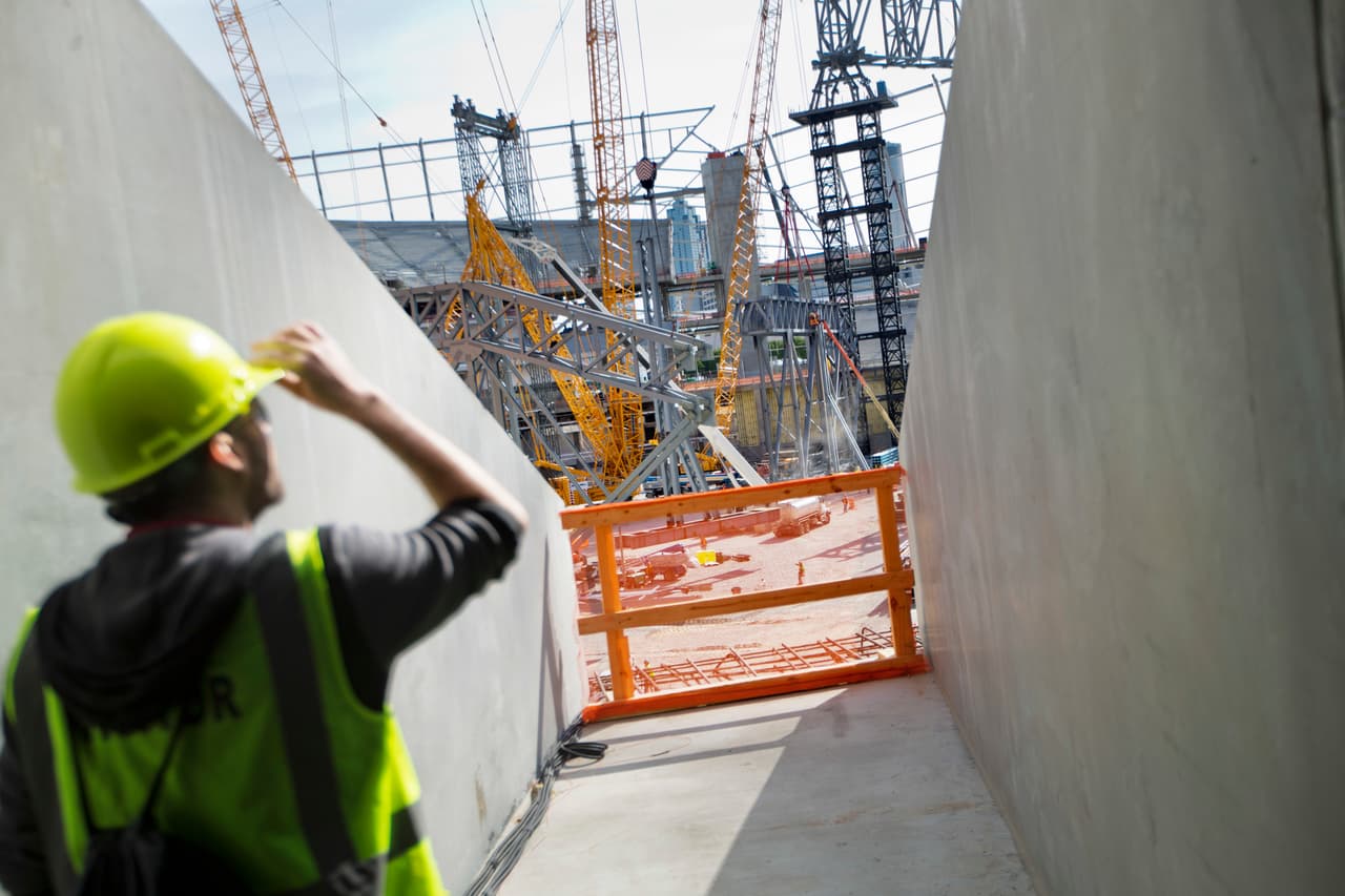 Los Falcons desena jugar a la luz del dia, pero cuando sea necesario usarán el techo circular retráctil del nuevo estadio.