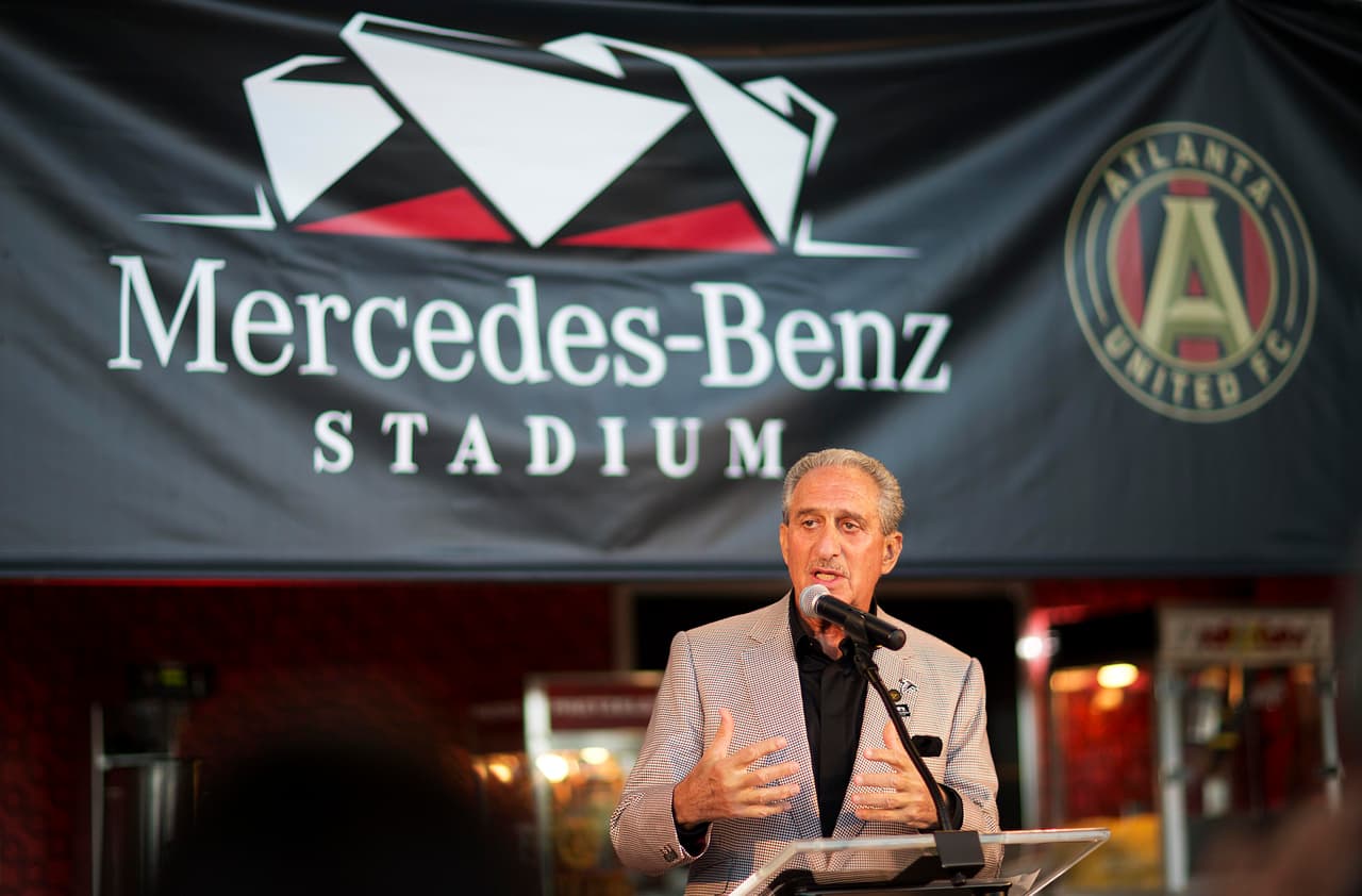 El 19 de mayo de 2014, Arthur Blank, dueño de Atlanta Falcons dio el banderazo inicial para la construcción del nuevo Mercedes-Benz Stadium.