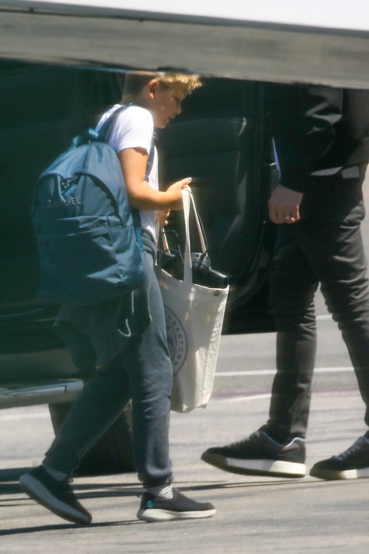 Hace solo tres semanas atrás 
<b><a href="https://www.univision.com/famosos/jennifer-lopez-ben-affleck-durmiendo-luna-de-miel-fotos" target="_blank">estuvieron en París en su luna de miel</a></b>, a la que viajaron con sus hijos. Hasta allá fueron seguidos por los fotógrafos.
<br>