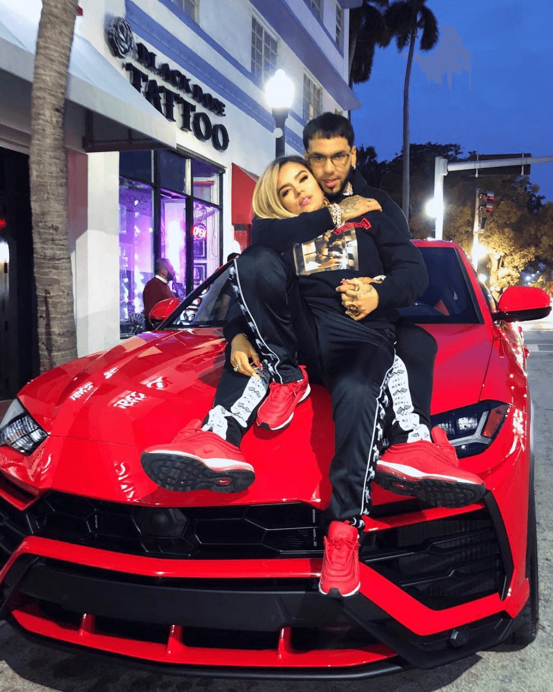 Un dato extra, es que la cantante colombiana, inició su colección con dos carros regalados por su exnovio Anuel AA, continúa ampliando su repertorio automovilístico rápidamente acumulando
<b>más de 2 mil millones de dólares en lujosos carros.</b>
