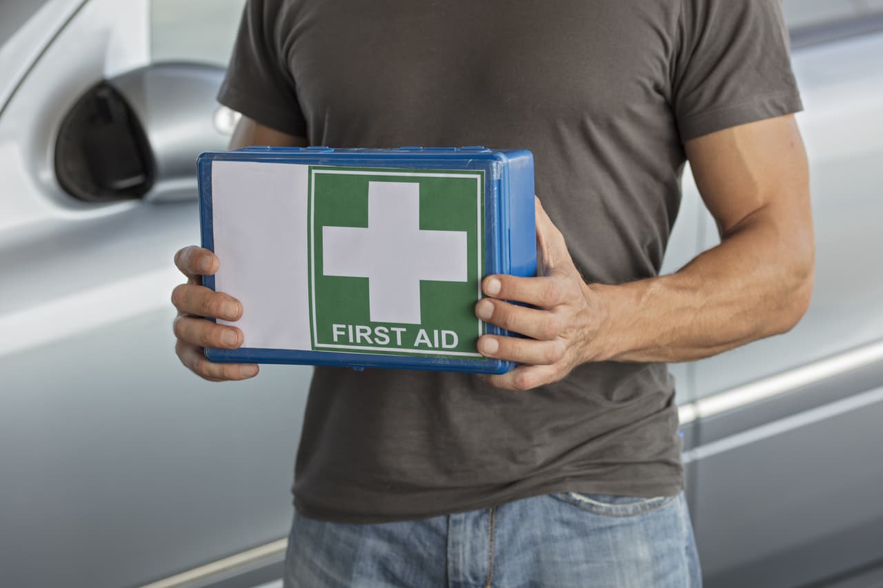 <b>Primeros auxilios: </b>
<br>
<br>Asegúrate de no iniciar el viaje sin una linterna con baterías frescas, cobijas, primeros auxilios médicos y algunas herramientas en el vehículo.