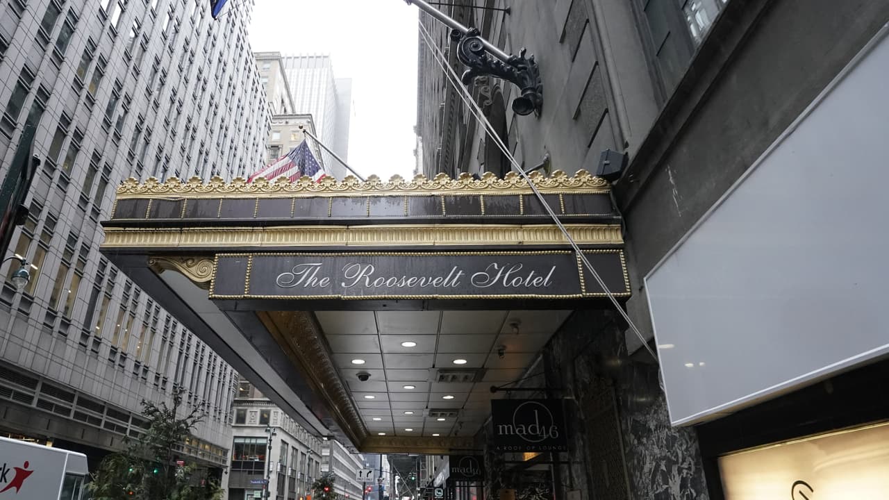 En mayo, el icónico Hotel Roosevelt, en Manhattan, 
<a href="https://www.univision.com/local/nueva-york-wxtv/hotel-roosevelt-en-manhattan-se-convierte-en-centro-de-llegada-para-familias-migrantes-en-nueva-york-video" target="_blank">fue reabierto y habilitado para darle refugio a decenas de inmigrantes</a>. Sin embargo, la Ciudad de Nueva York continuaba sin cabida ni fondos suficientes. Esto produjo que muchos durmieran en las calles.