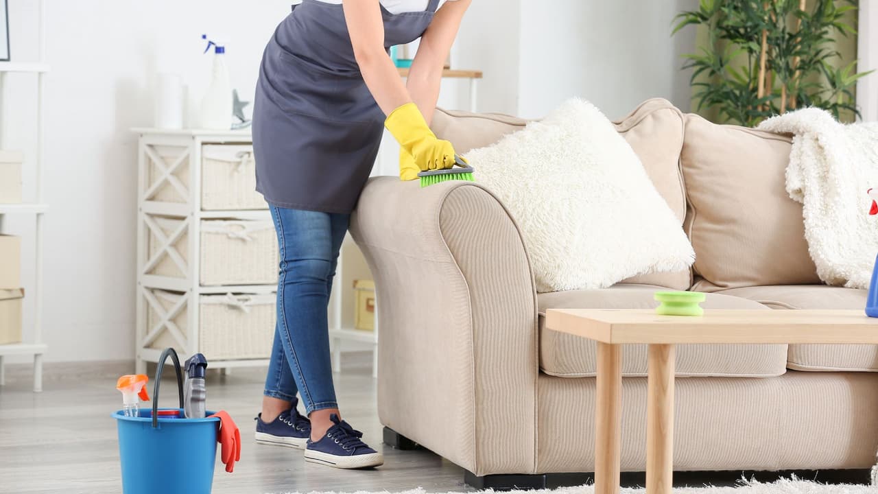 Limpia tu sillón con una tapa de olla y te sorprenderá lo limpio que queda