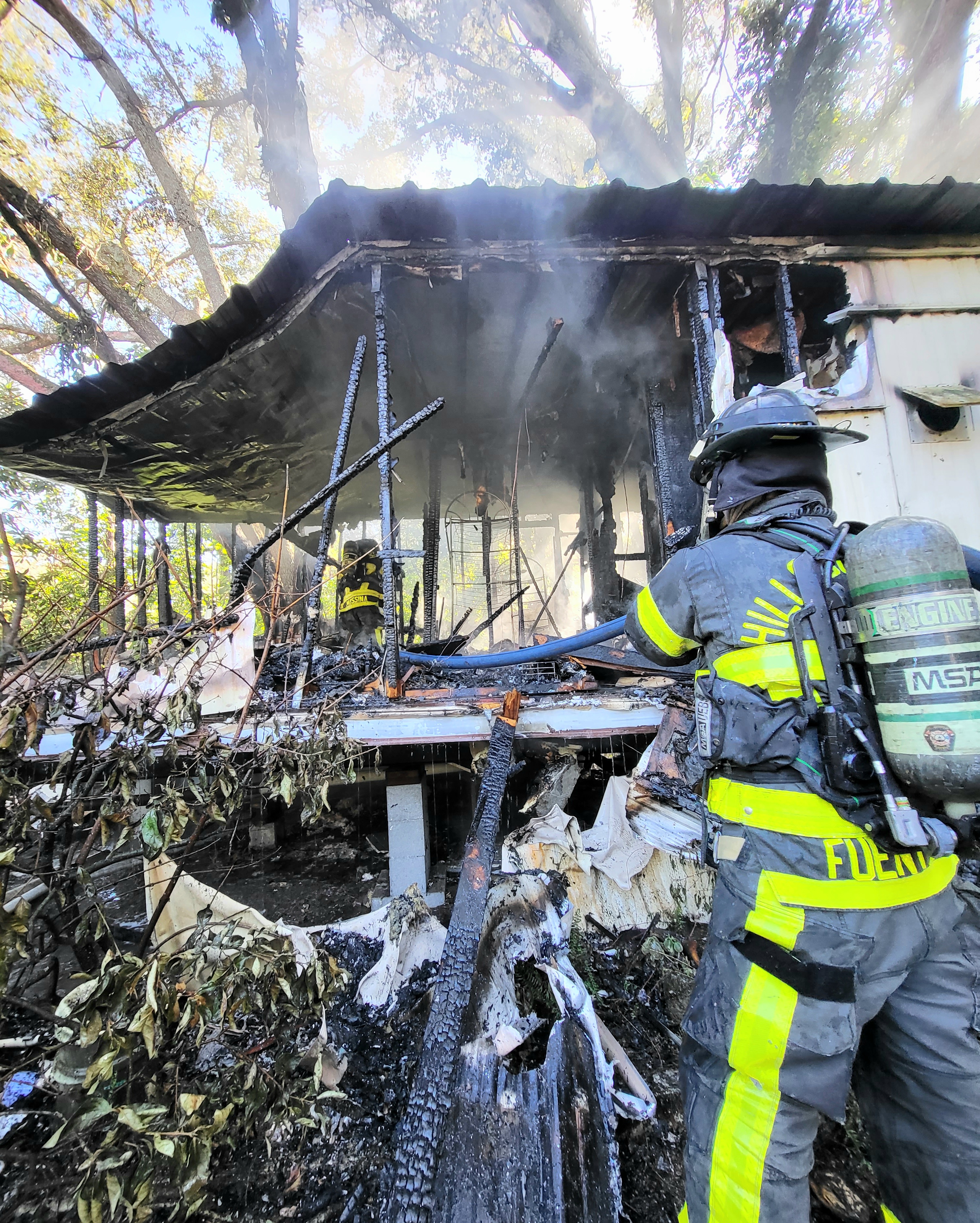 Elementos del Departamento de Bomberos del condado Hillsborough acudieron a sofocar un incendio en Thonotosassa.