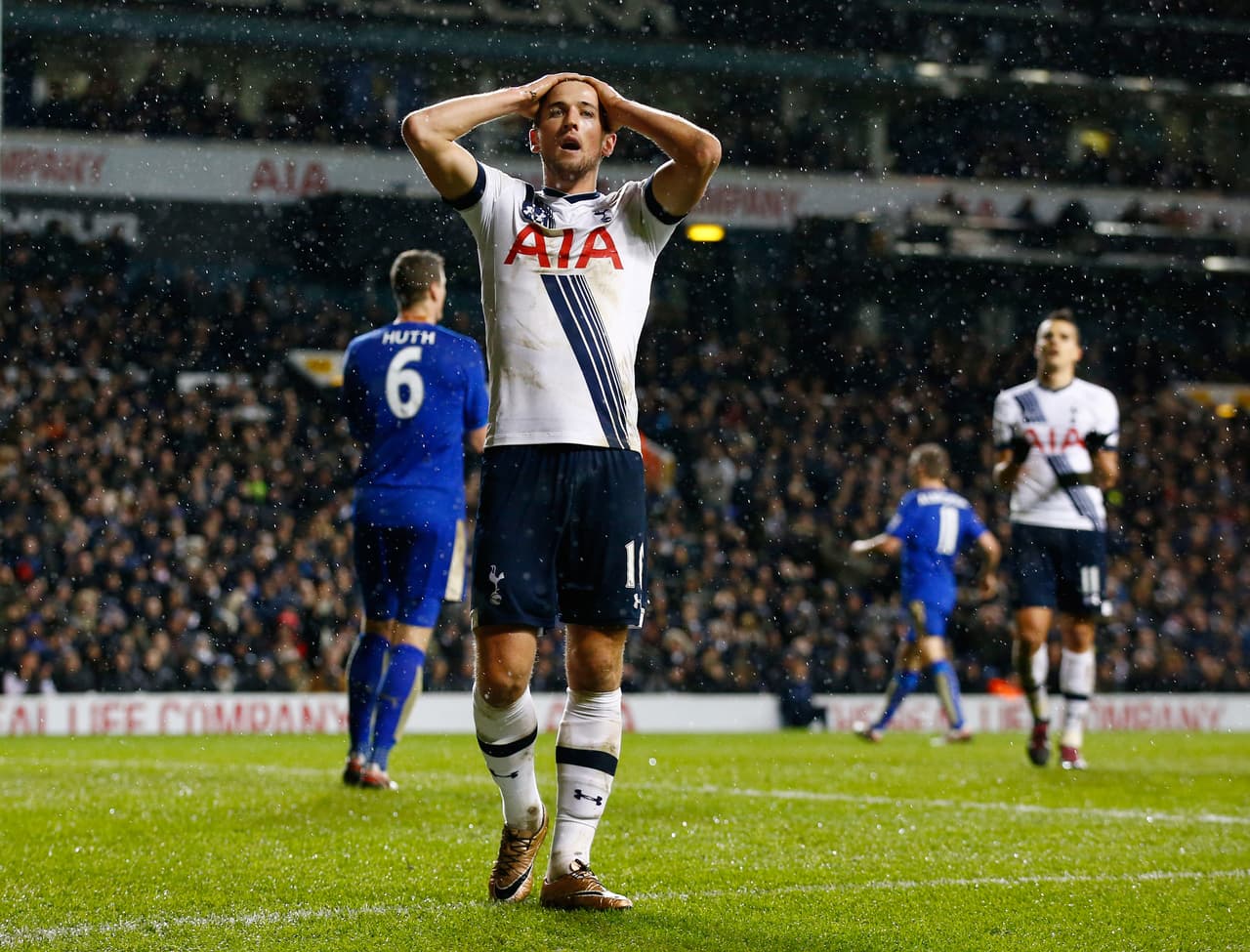 Tras dos tropiezos en par de roscas que costaron ceder la cima, la consecuente victoria fundamental llegó ya en 2016 al robarse los tres puntos de White Hart Lane imponiéndose con gol de Huth 1-0 al Tottenham, el equipo que cerró más fuerte como perseguidor de los monarcas ‘Foxes’. Ese éxito los ponía con 43 puntos, mismos que el Arsenal que esa semana tuvo un empate trepidante 3-3 en Liverpool.
