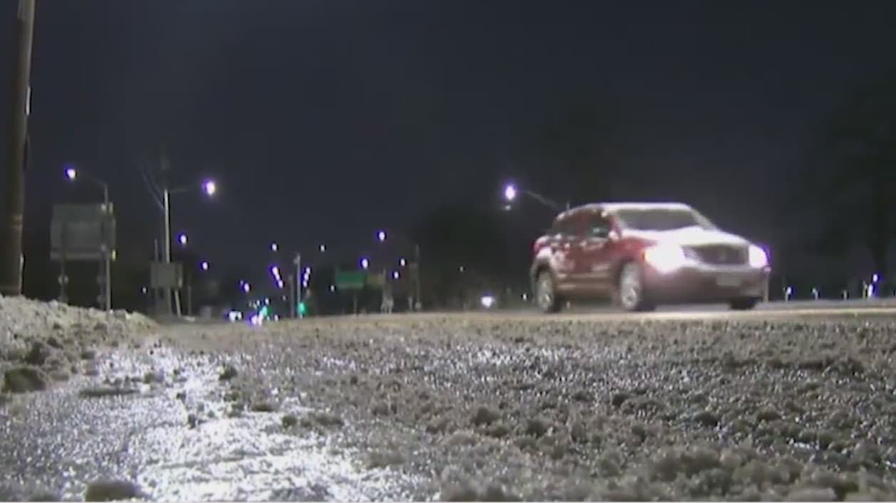 <b>Prestar más atención en algunas zonas- </b>El hielo no siempre se ve, así que hay que prestar atención especialmente en lugares donde hay más posibilidades de que esté presente: zonas sombrías, puertos de montaña o túneles son más complicados que los tramos de carretera con temperaturas más altas. Una consideración importante: el hielo aparece a 0 grados, pero, una vez formado, puede mantenerse aun cuando el termómetro suba hasta 3 o 4 grados sobre cero.
<br>