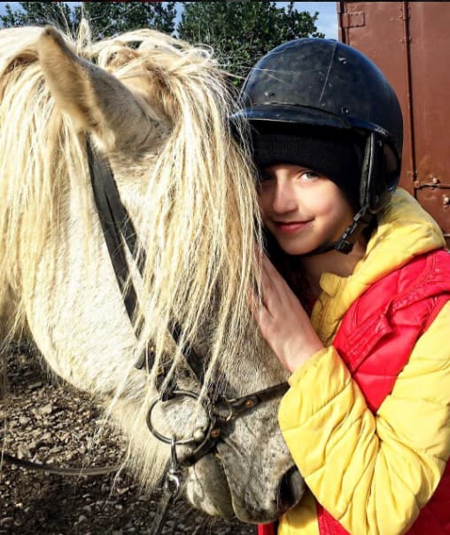 Nina, la más pequeña de la familia Rubí Legarreta, también se enamoró de lo amigables que eran los caballos.