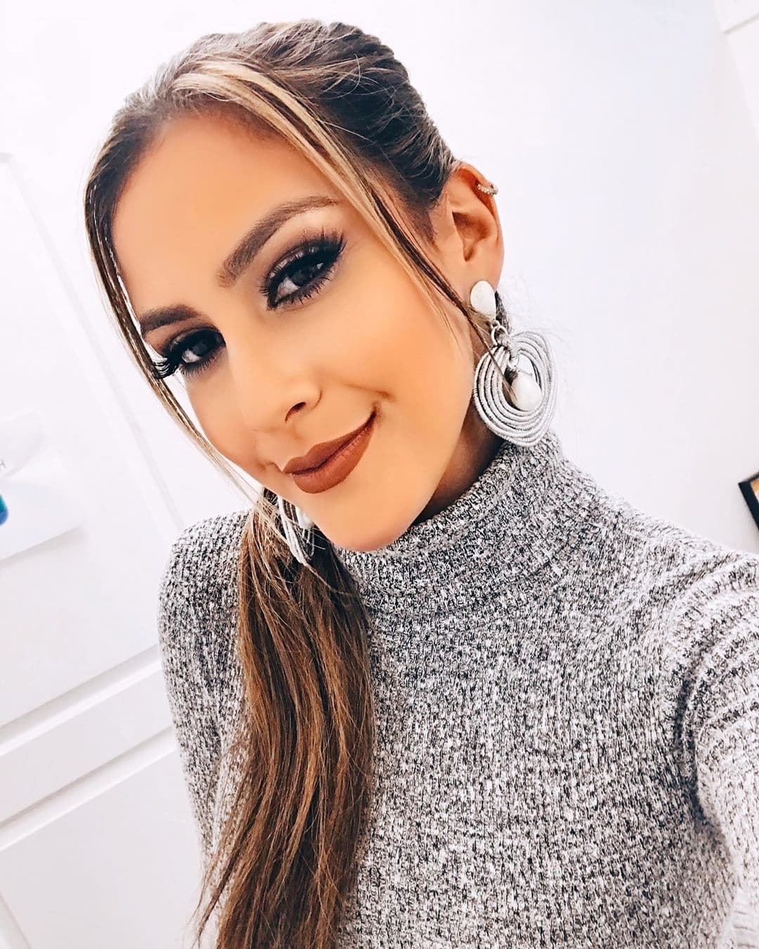 Jessi Rodríguez nos muestra una opción de 'ponytail' de lado con dos mechones al frente, muy al estilo de los noventas.