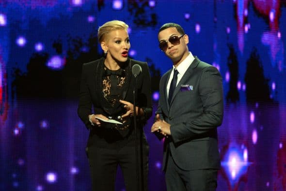 Al escenario llegaron Fanny Lu y J Balvin para dar a conocer al ganador del Artista Tribal del Año.