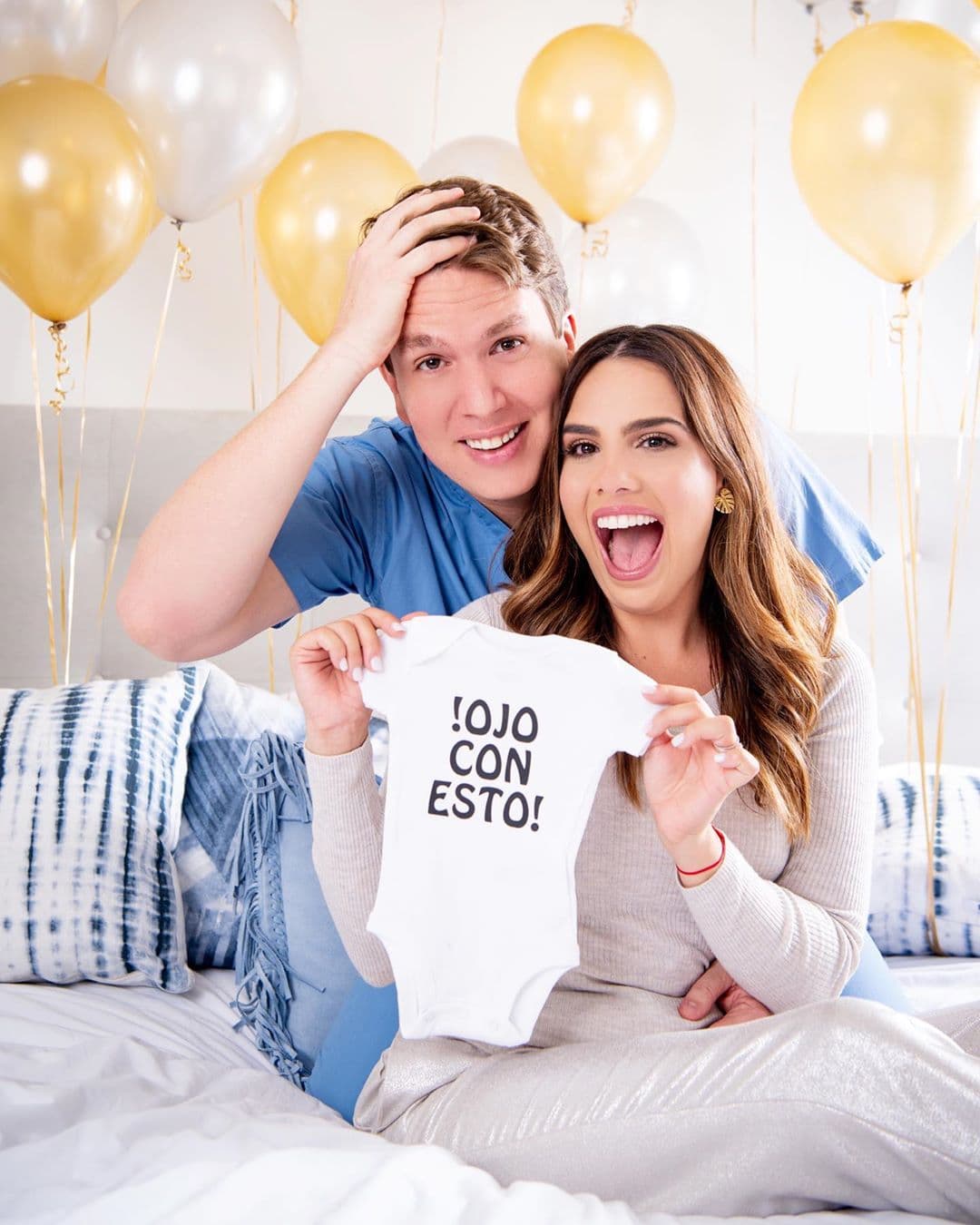 En el texto también explicó: "Mientras celebramos esta bendición que finalmente ha llegado a nuestras vidas queremos agradecerle a todas las personas que han llenado nuestros corazones de tanto amor y oraciones, a nuestra familia que ha sido incondicional y nuestro mayor apoyo y a los médicos quienes nos han llevado de la mano durante este viaje tan dificil. Para todos los que están pasando por obstáculos creando sus familias no pierdan la fe, la fuerza, ni la esperanza".
<br>