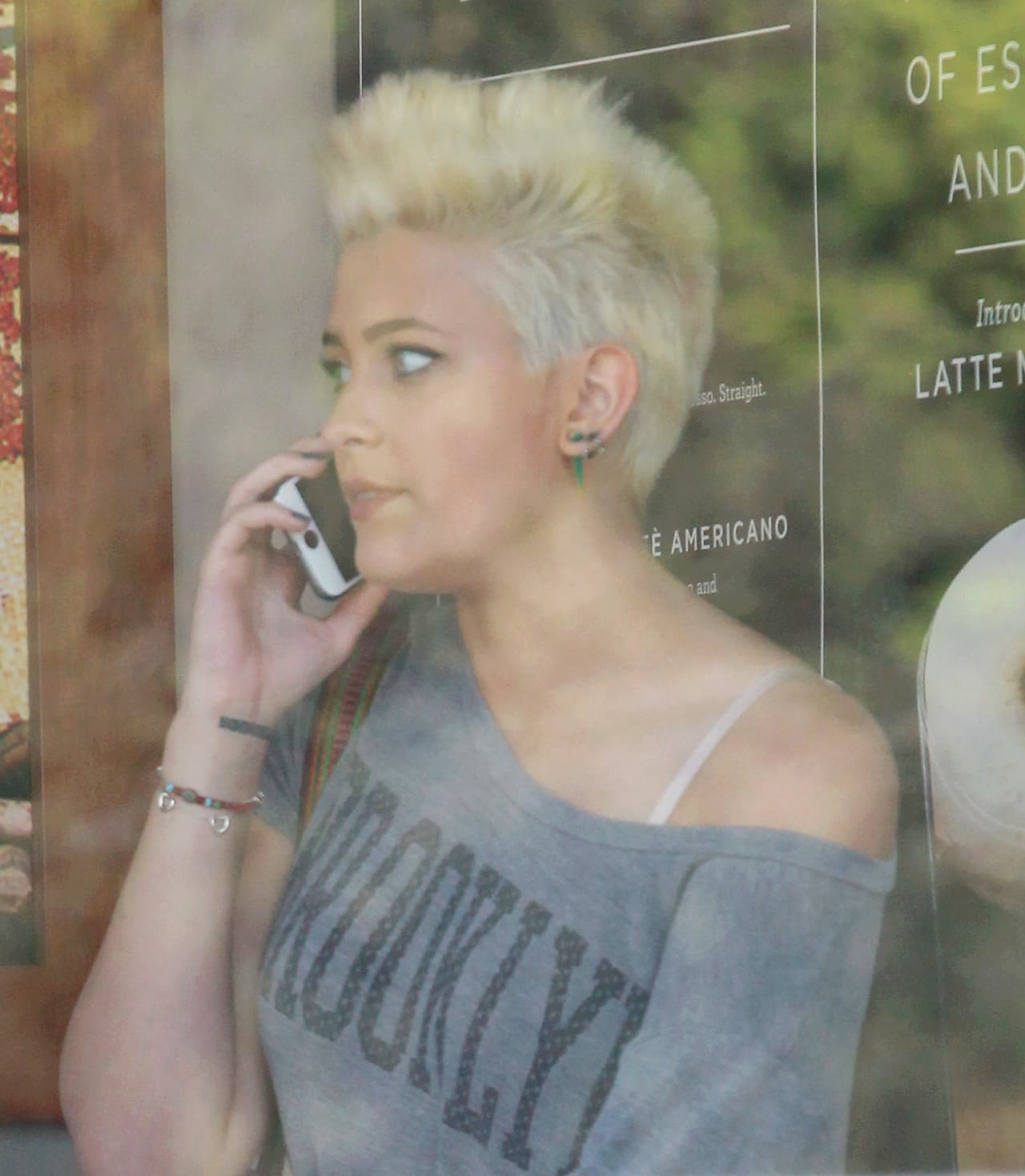 Ahora presume un look rubio platinado.