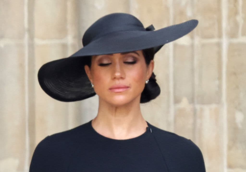 <h3 class="cms-H3-H3">El homenaje de Meghan Markle a la reina</h3>
<br>
<br>Meghan también hizo un pequeño homenaje simbólico a la reina fallecida. Eligió llevar unos aretes colgantes de perla y diamante que la reina Isabel II le regaló en 2018. Las perlas y el diamante son una tradición de luto de la familia real porque son vistas como un símbolo de pureza, sobriedad.
<br>
<br>La semana pasada, en los eventos de despedida a la reina, Meghan eligió llevar esos mismos aretes. La duquesa llevó este lunes un vestido diseñado por Stella McCartney, con diseño de capa, y un sombrero de ala ancha de Stephen Jones.
<br>
<br>
<br>