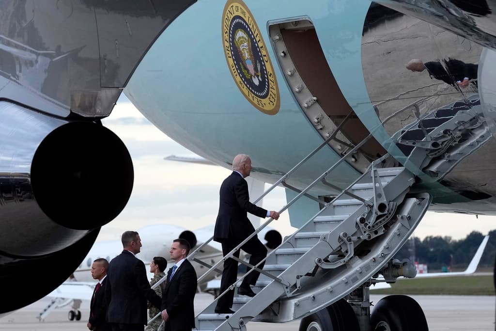 El presidente Joe Biden sube las escaleras del Air Force One en la Base de la Fuerza Aérea Andrews, Maryland, el martes 17 de octubre de 2023, mientras se dirige a Israel.