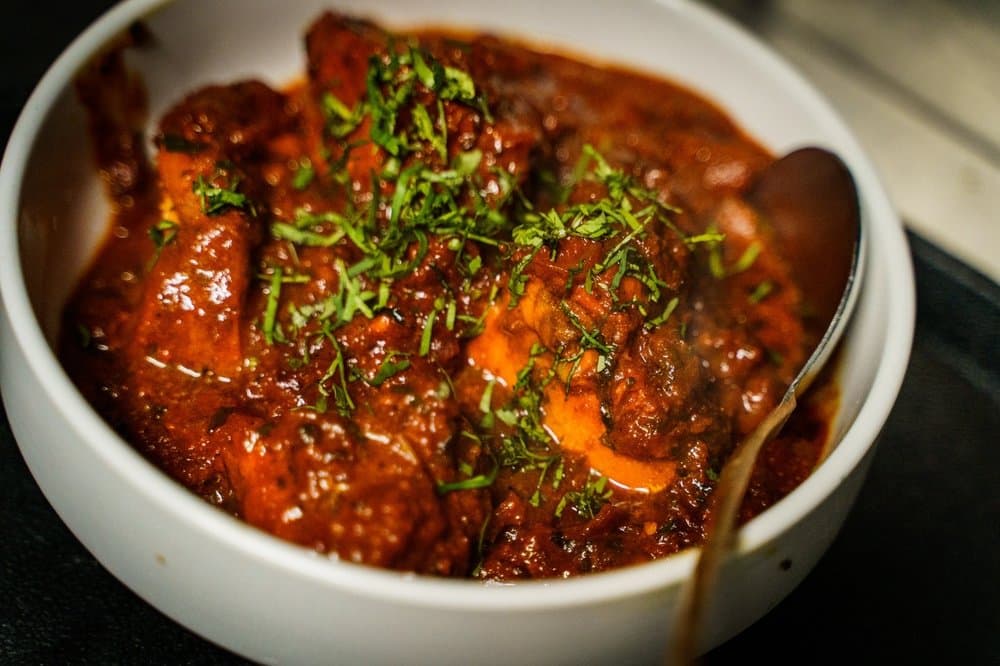 <b>Blue India</b>
<br>Dirección: 933 Peachtree St NE Ste 915 Atlanta, GA 30309
<br>Teléfono: (404) 963-5775
<br>Sitio web:
<a href="https://www.blueindiaatlanta.com/">https://www.blueindiaatlanta.com/</a>
<br>
<b><a href="https://www.yelp.com/map/blue-india-atlanta">Cómo llegar</a></b>
<br>
<br>Se promocionan así: “Este restaurante combina recetas angloindias con el carácter indio del siglo XIX en una experiencia gastronómica espectacular, inspirándose en la cultura británica-india, Blue India es un restaurante indio de moda con el objetivo de ofrecer a los huéspedes una muestra de algunas de las primeras recetas indias que disfrutan muchos en todo el mundo”. Sus clientes destacan el plato de cordero vindaloo entre los más picantes.