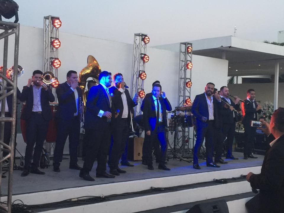 Hubo un momento en la fiesta en el que los tres vocalistas de La Adictiva –Isaac Salas, Memo Garza y Carlos Sarabia- se unieron a Jackie –ex vocalista de El Recodo- y Alán Ramírez –vocalista de Banda MS- para cantar.