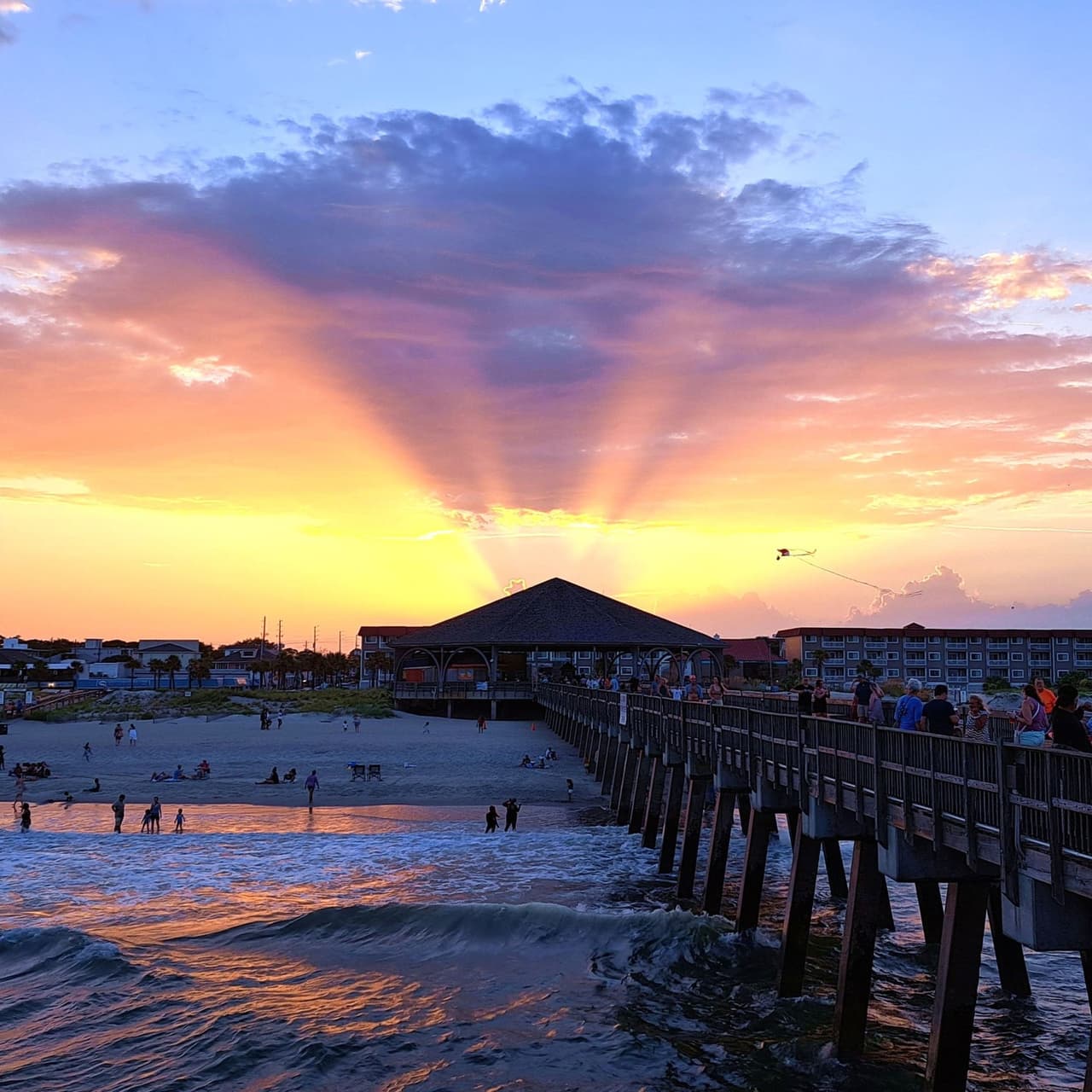El paisaje, la historia y la recreación ofrecen a las parejas muchas cosas que hacer, ya sea caminar descalzo por largos tramos de playa de arena, visitar el faro más antiguo y alto de Georgia o contemplar la puesta de sol, por mencionar algunas.