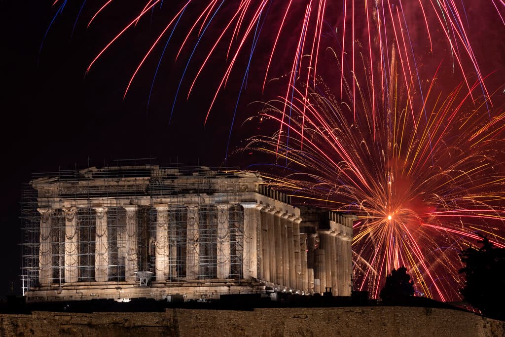 Esta despliegue de fuegos artificiales sobre el antiguo templo del Partenón en la colina de la Acrópolis es parte de las celebraciones de Año Nuevo en Atenas, Grecia, el domingo 1 de enero de 2023.