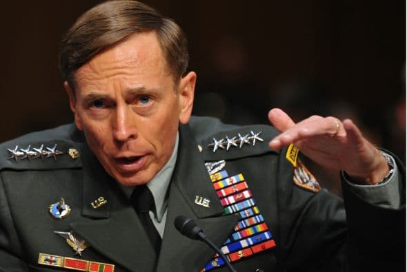 Para James Clapper, número uno de la Dirección Nacional de Inteligencia (DNI), "la decisión de David de renunciar representa la pérdida de uno de los funcionarios más respetados del país". La DNI supervisa las 16 agencias de inteligencia del país, incluyendo la CIA.