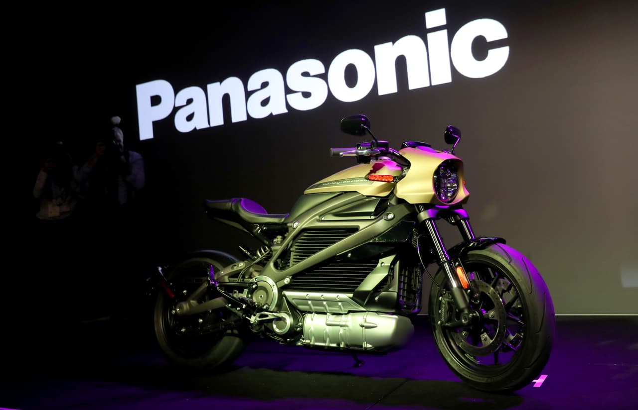<b>Motocicleta eléctrica Harley Davidson Livewire.</b> La empresa estadounidense desarrolló en conjunto con Panasonic su primera motocicleta sin el clasico ruido al quemar gasolina que identifica a la marca. La moto se conecta en línea para indicarle al usuario su localización y los datos de mantenimiento y puede conducirse por 110 millas con una sola carga.