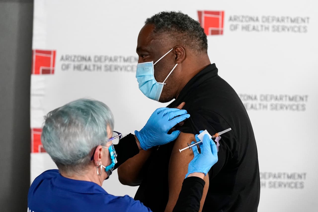 El Dr. Edmund Baker recibe la vacuna Pfizer-BioNTech contra covid-19. La FDA aprobó el viernes pasado la vacuna de Moderna para empezar a ser administrada. Pfizer dijo este miércoles que suministrará al gobierno de Estados Unidos 100 millones de dosis adicionales de su vacuna contra el covid-19 en virtud de un nuevo acuerdo entre el gigante farmacéutico y la administración Trump.