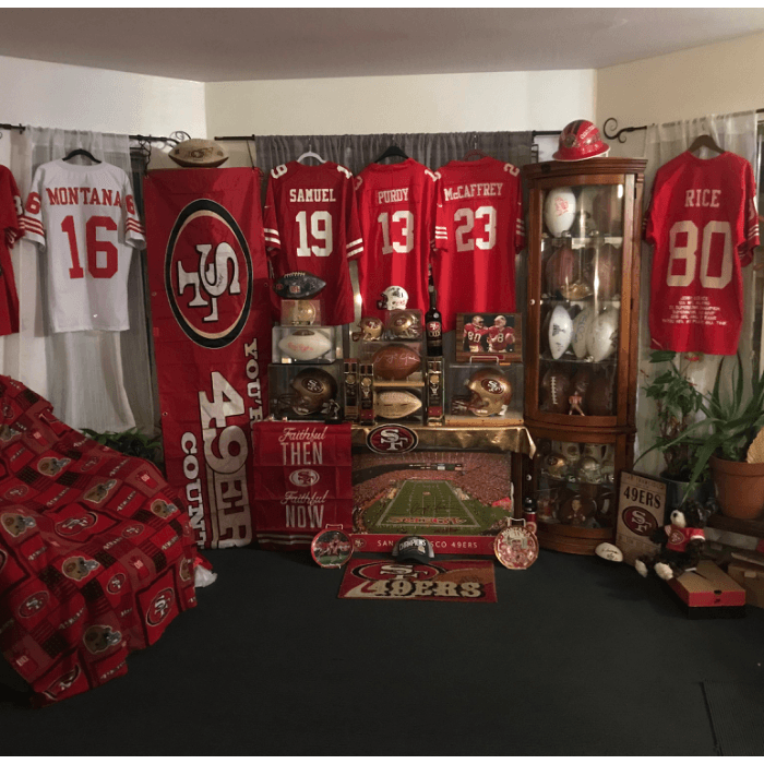 Salvador Medina es fanático de los 49ers y colecciona diversos objetos desde 1980.