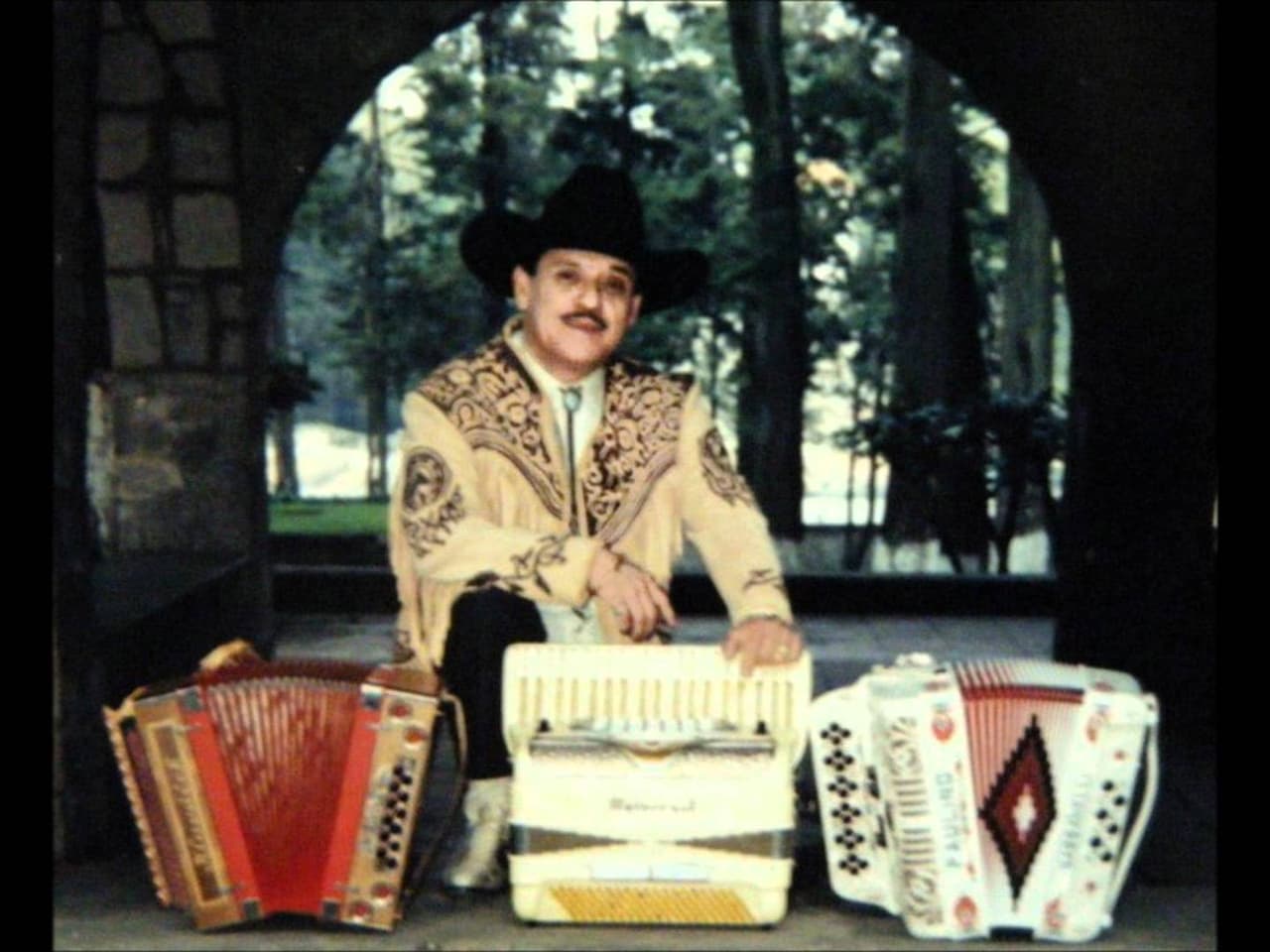Paulino Vargas, además de ser un mago del acordeón, fue pionero en interpretar narcocorridos, al grado que en los años 80 fue encarcelado por la letra de sus canciones.