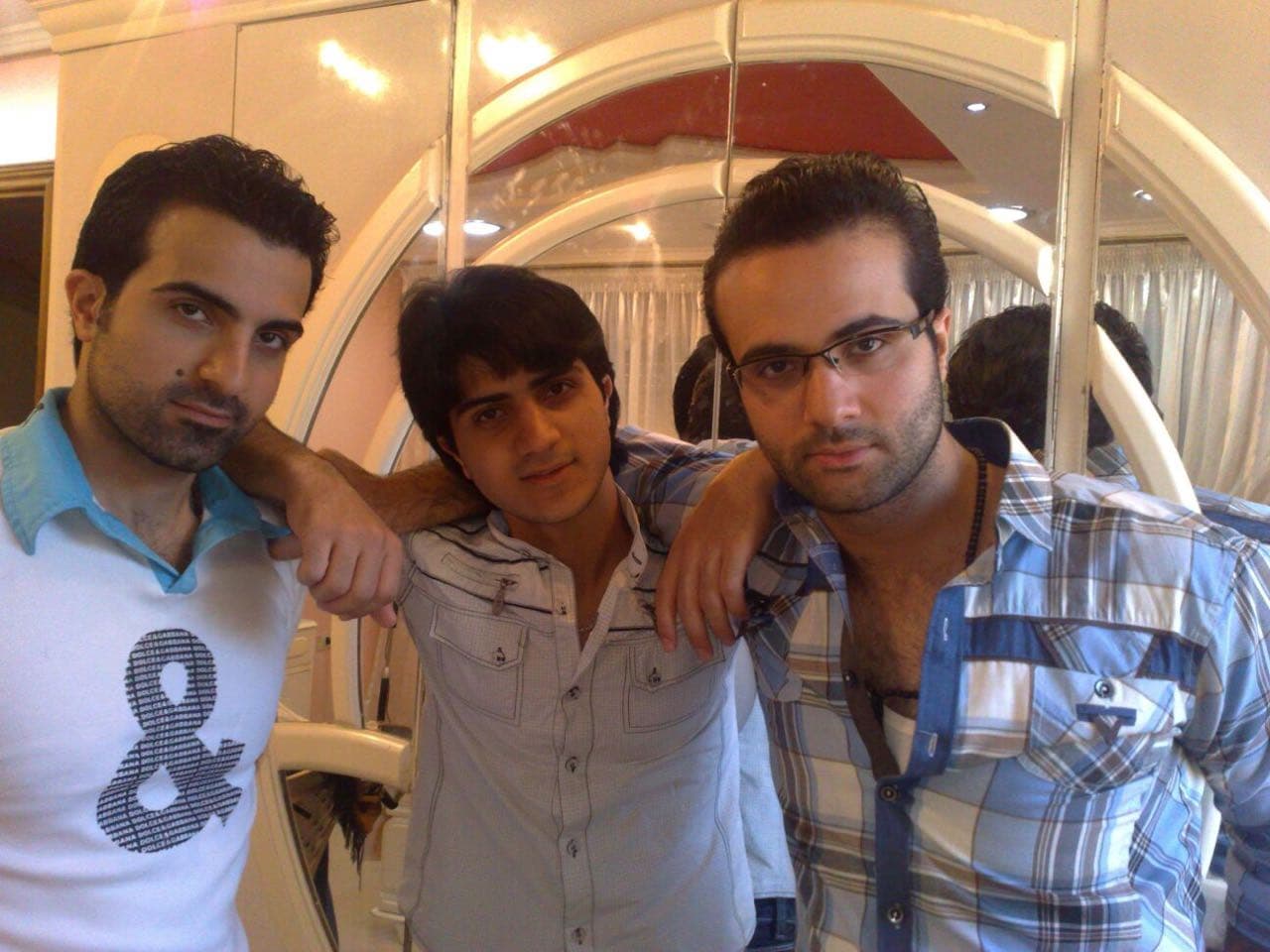 Almotaz y sus hermanos. En el centro el menor.