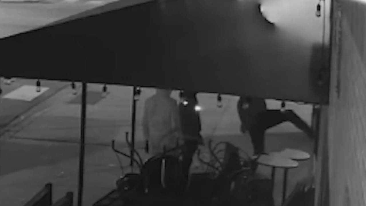 Captan en video el intento de robo a un restaurante mexicano en Logan Square