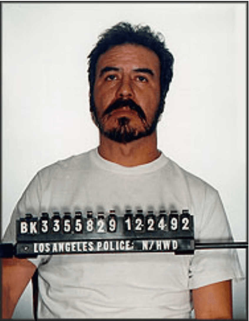 <a href="https://www.lapdonline.org/all_most_wanted/most_wanted_view/12764" target="_blank">Baldomero Barrientos Banuelos</a> es buscado por los detectives de North Hollywood por el asesinato de su esposa durante una disputa doméstica el 14/10/93. El sospechoso puede estar en las áreas de San Diego o Chula Vista.