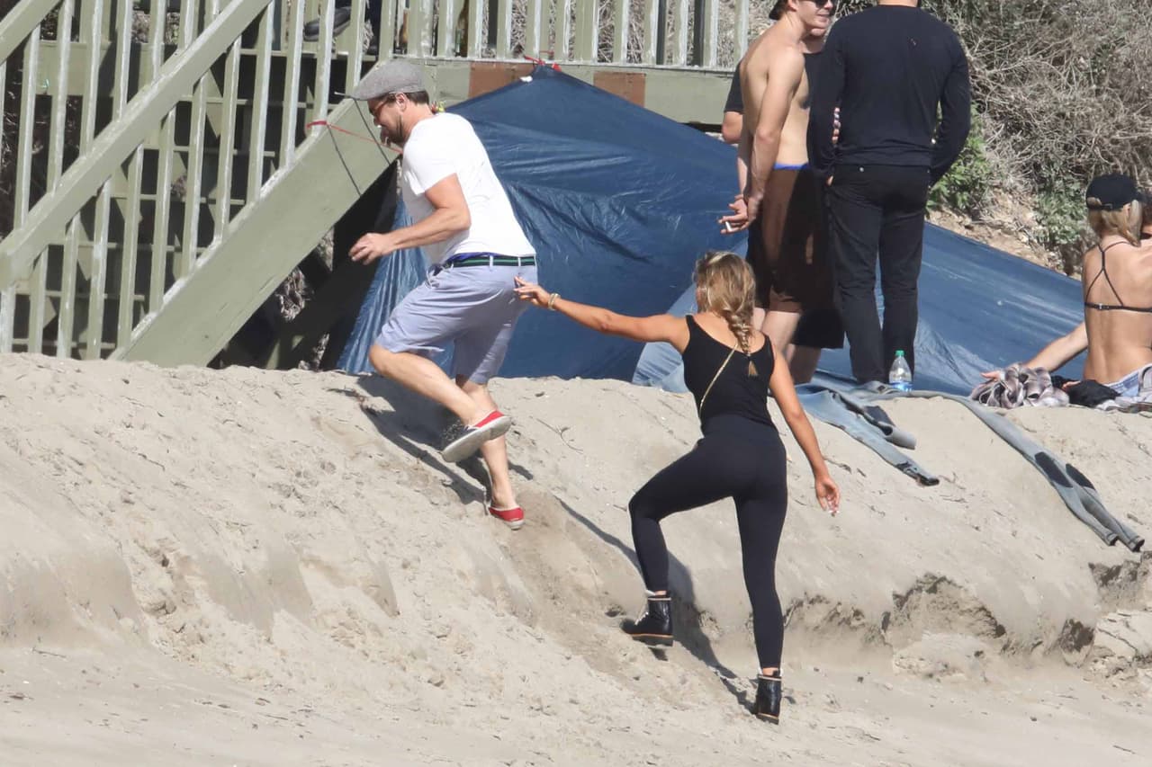 Nina tuvo que "echarle una manita" para poder subir.