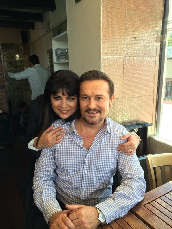 La amistad entre
<b><a href="http://www.univision.com/temas/victoria-ruffo">Victoria</a></b> creció desde que
<b><a href="http://www.univision.com/temas/arturo-peniche">Arturo</a></b> fue papá de
<b>José Eduardo Derbez </b>en la telenovela 'Qué pobres tan ricos'.