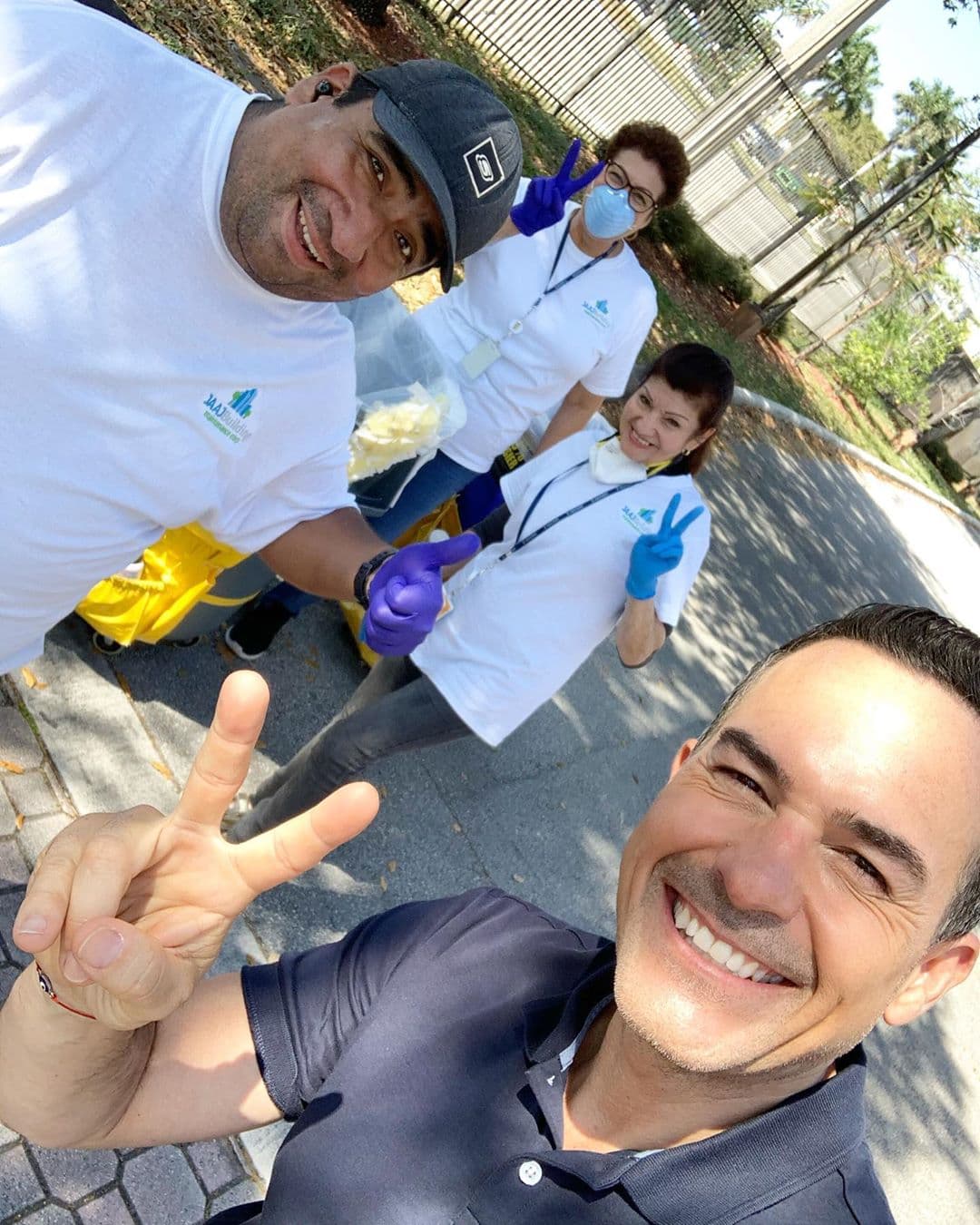 Ellos son nuestros héroes: parte del gran equipo de limpieza de Univision, cuyo trabajo es vital siempre, pero merece mención especial en estos momentos.