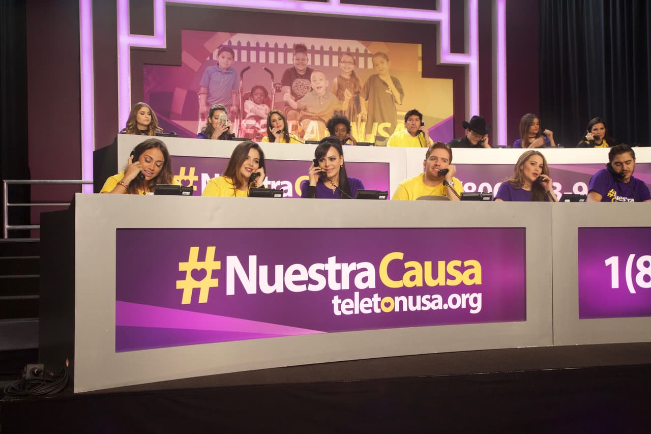 Maribel Guardia y El Dasa contestando las llamadas y recibiendo tus donaciones.