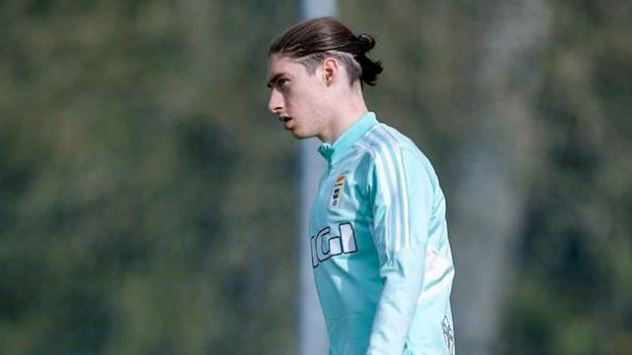 Arsenal espera a Marcelo Flores quien se va del Real Oviedo