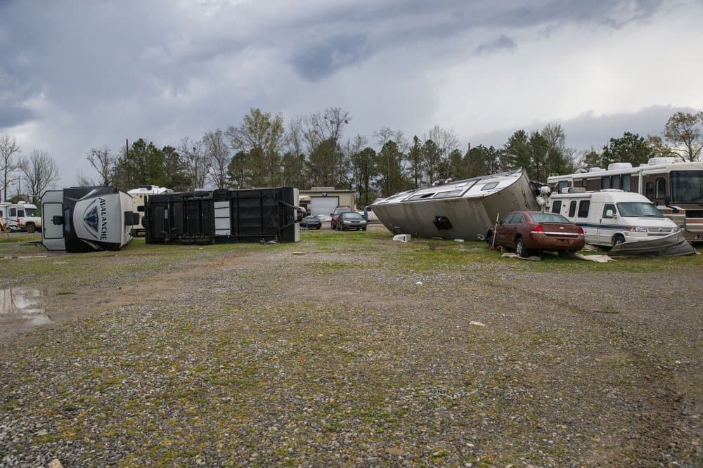 En Moundville, Alabama, los tornados golpearon este servicio de reparación de vehículo recreacionales.
