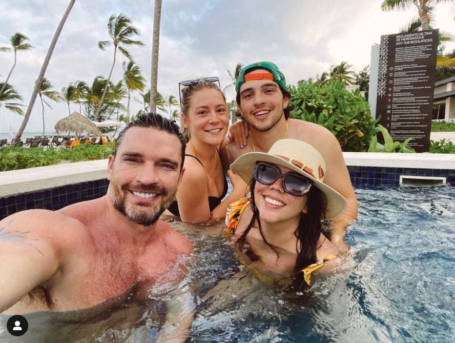 "No quiero pensar mucho en eso porque 
<b><a href="https://www.univision.com/entretenimiento/celebridades/julian-gil-rompe-en-llanto-al-hablar-de-su-separacion-con-marjorie-de-sousa" target="_blank">soy bastante llorón</a></b>", admitió, "pero verla tan ilusionada, contenta y estar en ese momento va a ser algo muy especial". 
<br>