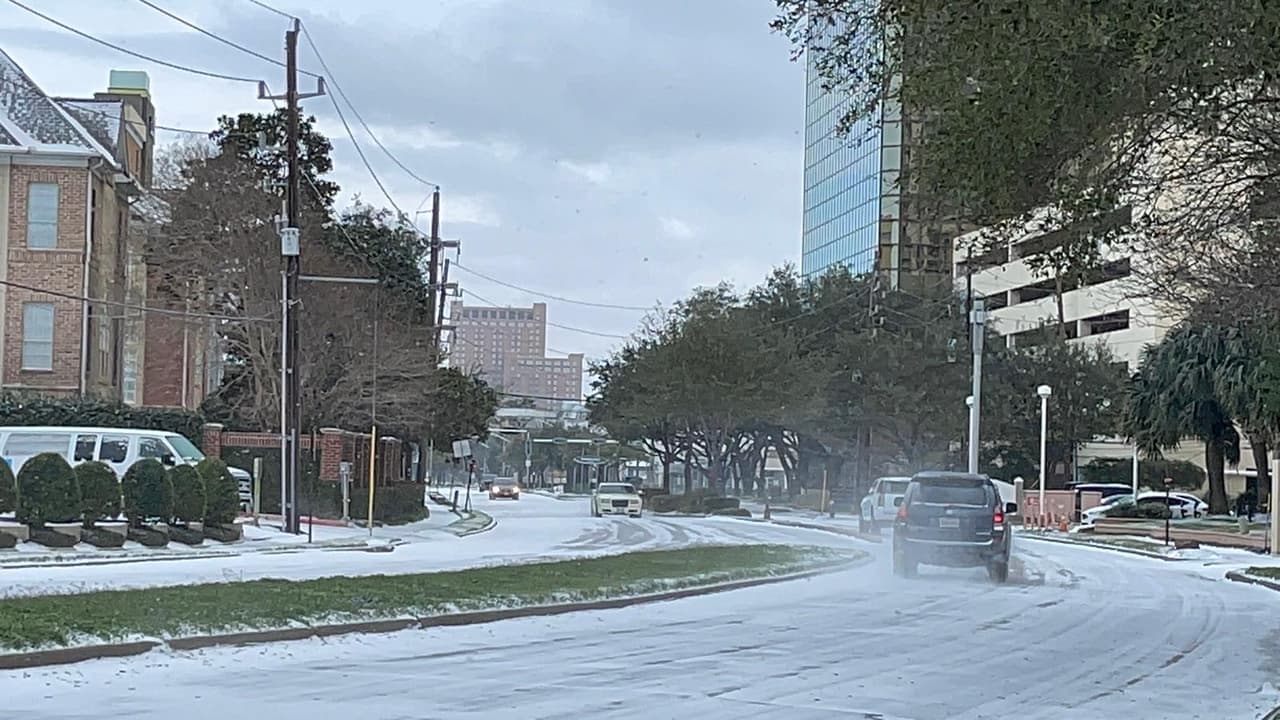 Oficinas cerradas y otros servicios cancelados en el área de Houston por el mal tiempo