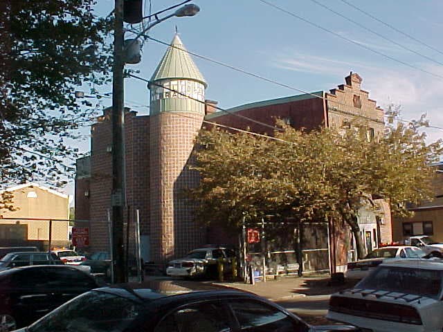 <b>Fishtown Community Library</b>
<br>1217 East Montgomery Avenue
<br>Philadelphia, PA 19125-3445
<br>215-685-9990
<br>
<br>Ubicada en un antiguo establo y estación de bomberos, la 
<a href="https://libwww.freelibrary.org/locations/fishtown-community-library" target="_blank">biblioteca comunitaria de Fishtown</a> sirve a Fishtown, East Kensington y Olde Richmond. Fue abierta al público en 1947 en 615 Girard Avenue. Sin embargo, el edificio pronto fue demolido para poder construir una estación de policía. La biblioteca abrió en su ubicación actual el 31 de marzo de 1950.
<br>