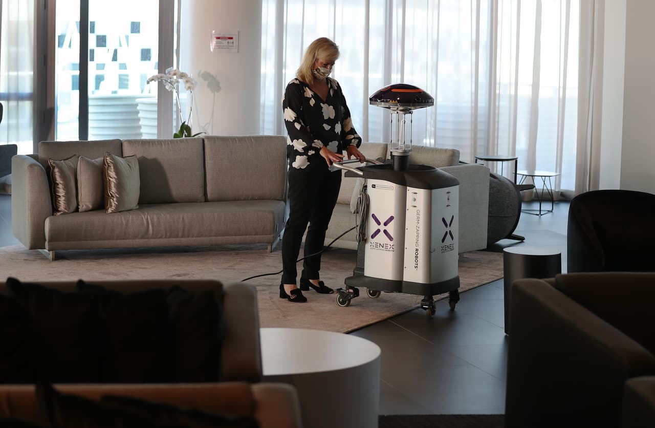 Aunque es el robot el que limpia, la máquina requiere un operador.
<br>