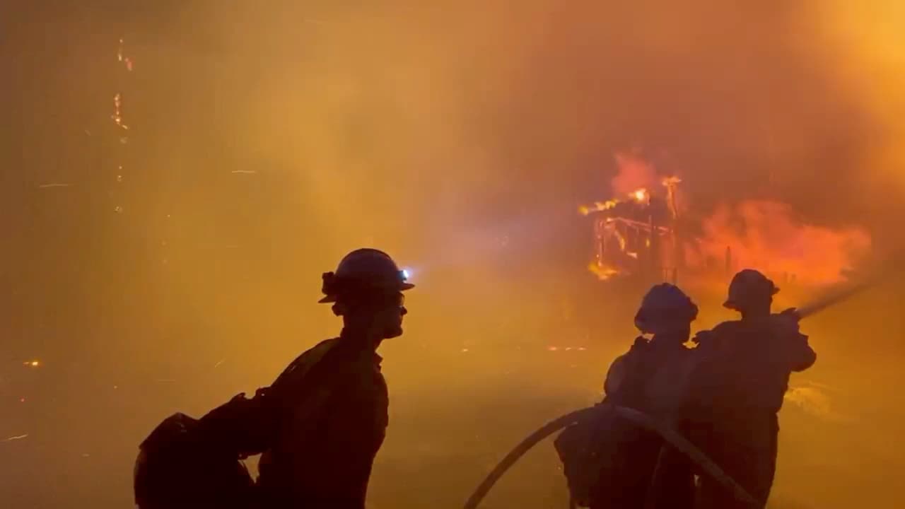 Los últimos incendios surgieron en una región muy poblada al este de Los Ángeles, mientras los vientos de Santa Ana siguieron soplando ráfagas de hasta 60 mph (96 km/h).