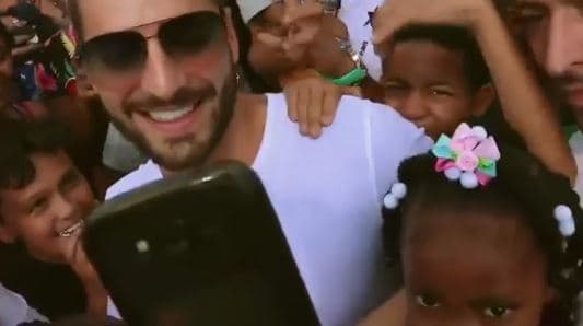 "Quiero desear feliz Navidad a todos ustedes y, en esta ocasión vamos a ir a algunos de los barrios más necesitados de mi ciudad, Medellín, mi ciudad natal [...]", mencionó Maluma.