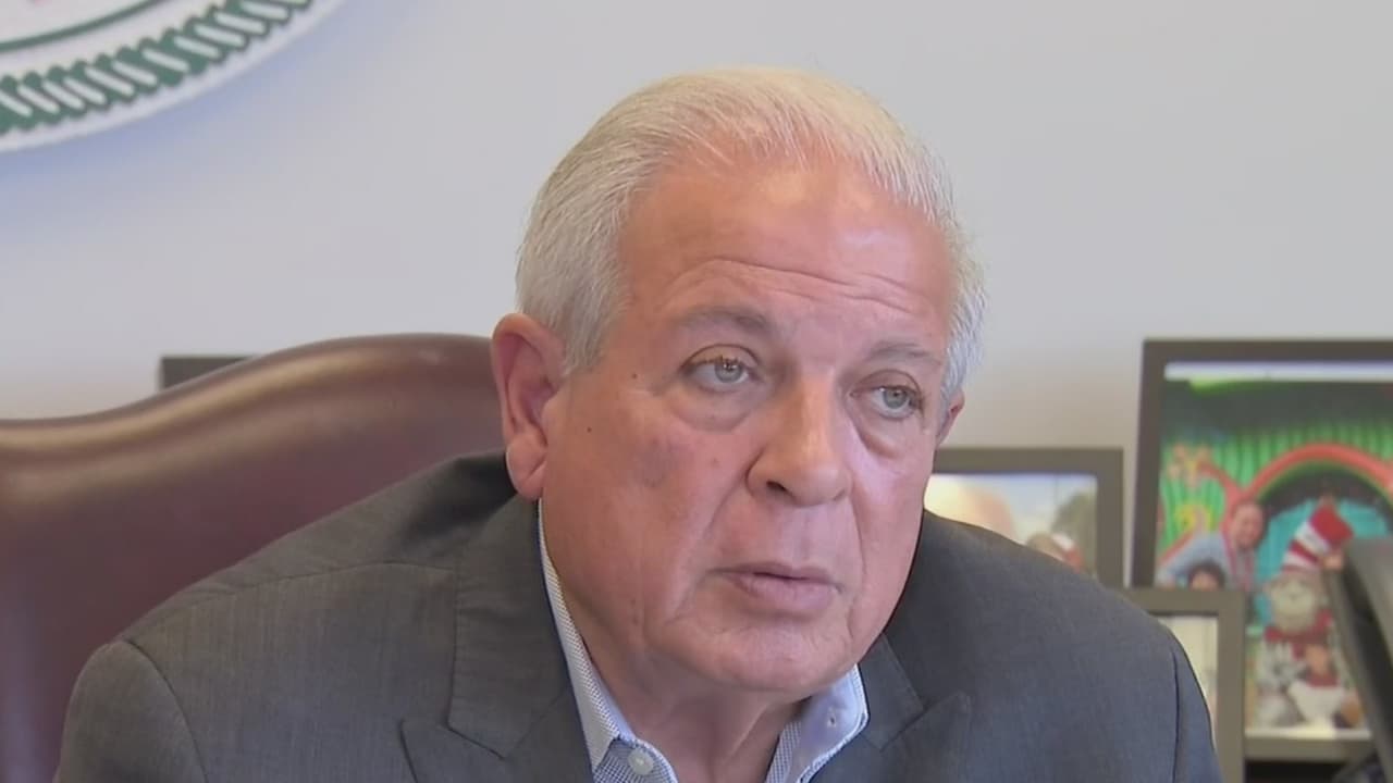 Tomás Regalado, exalcalde de Miami, renuncia a la dirección de Radio y TV Martí