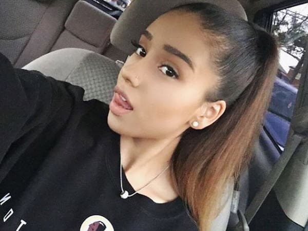 Según el portal
<a href="https://www.sdpnoticias.com/estilo-de-vida/2015/05/06/conoce-a-jacky-vasquez-la-doble-de-ariana-grande">SDNoticias</a>, la jovencita tiene 18 años y no deja de compartir selfies en Instagram imitando a la cantante.